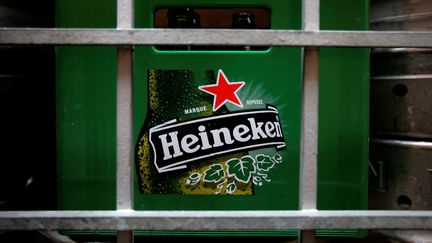 Des bouteilles vides de bière Heineken, à l'extérieur d'un restaurant de Singapour, le 29 août 2012. (TIM CHONG / REUTERS)