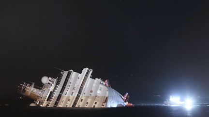 Pour le moment, Carnival, la maison m&egrave;re de Costa Croisi&egrave;res estime le co&ucirc;t de cette catastrophe &agrave; 75 millions d'euros minimum. (GREGORIO BORGIA / AP / SIPA)