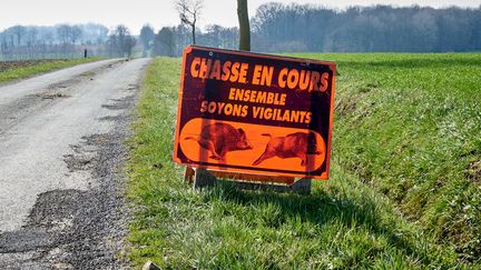 Un panneau prévient de la présence de chasseurs aux Brouzils (Vendée), le 2 mars 2023. (MATHIEU THOMASSET / HANS LUCAS / AFP)