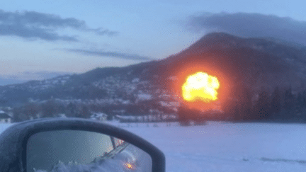 En Haute-Savoie, vendredi 20 janvier, un camion-citerne transportant du propane a explosé dans la vallée du Giffre à Fillinges. Plusieurs personnes ont été blessées, dont une gravement. (FRANCEINFO)