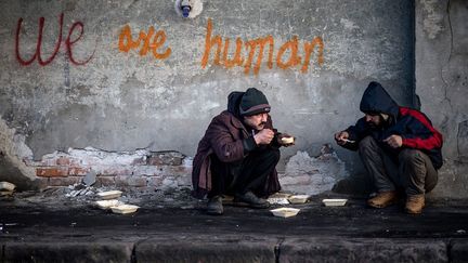 «Je ne pouvais imaginer que la police européenne puisse être si violente», dit Najim Khan, maçon pakistanais de 21 ans, rencontré dans un parc de Belgrade. Ils sont 8.000 piégés en Serbie par la fermeture en mars 2016 des frontières de l'Union européenne, et la coupure de la «route des Balkans». «La militarisation des frontières de l'Union européenne a entraîné un accroissement choquant de la violence et plus de la moitié de nos patients ont eu à subir des épisodes de violence durant leur voyage», dit Andrea Contenta, de MSF à Belgrade, où l'ONG a installé une clinique. «Les migrants se plaignent surtout de violences subies en Hongrie où ils ont été mordus par des chiens, violemment frappés, avec pour conséquence des fractures. Récemment, ils se sont également plaints du comportement de la police croate», renchérit Rados Djurovic du Centre pour l'aide aux demandeurs d'asile en Serbie. (ANDREJ ISAKOVIC / AFP)