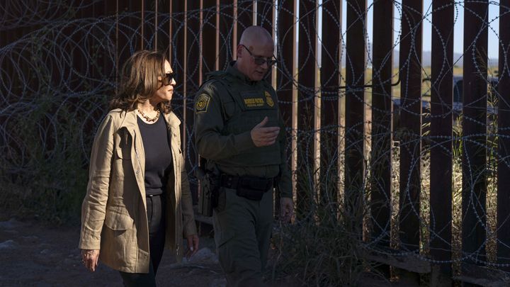 Kamala Harris le long du mur à la frontière avec le Mexique, à Douglas (Arizona, Etats-Unis), le 27 septembre 2024. (REBECCA NOBLE / AFP)