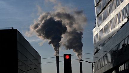 Près de 100 000 personnes meurent prématurément chaque année en France à cause de la pollution de l'air.&nbsp;Illustration. (EMMANUEL DUNAND / AFP)