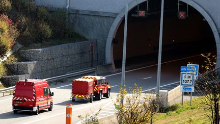 Des camions de pompiers interviennent pour un feu de poids-lourd dans le tunnel du Mont-Sion, en novembre 2017.&nbsp; (MAXPPP)