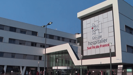 Mercredi 15 février, cinq jours après son grave accident de voiture, Pierre Palmade a été transféré à l’hôpital de Melun, où il est actuellement entendu par la police. (CAPTURE ECRAN FRANCE 2)