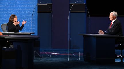 Kamala Harris et Mike Pence, séparés par deux vitres en plexiglas pendant leur débat télévisé du 7 octobre 2020. (ROBYN BECK / AFP)