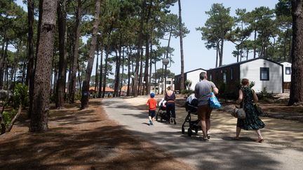 Des vacanciers d'un camping de Biscarosse (Landes), vendredi 17 juin 2022. (VALENTINO BELLONI / HANS LUCAS)