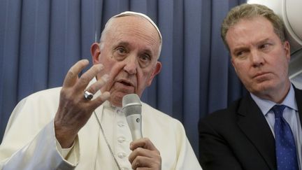 Le pape François, le 26 août 2018, dans l'avion qui le ramène d'Irlande à Rome.&nbsp; (GREGORIO BORGIA / AFP)