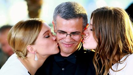 L'actrice L&eacute;a Seydoux (G) pose, le 26 mai 2013, avec le r&eacute;alisateur Abdellatif Kechiche et l'actrice Ad&egrave;le Exarchopoulos, apr&egrave;s avoir re&ccedil;u la Palme d'or pour "La Vie d'Ad&egrave;le", &agrave; Cannes (Alpes-Maritimes). (ZHENG FUDE / IMAGINECHINA / AFP)