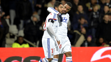 Lacazette et Fékir, les deux hommes forts de Lyon cette saison, se congratulent. 