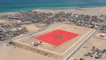 Vue aérienne d'un drapeau marocain de 60&nbsp;000&nbsp;mètres&nbsp;carrés à Dakhla, dans le Sahara, le 8 mai 2020.&nbsp; (AFP PHOTO/AIDA)
