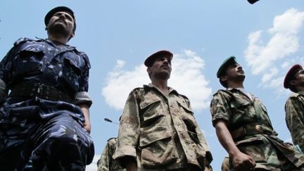 Des militaires dissidents montent la garde lors des manifestants anti-régime à Sanaa, le 16 septembre 2011 (AFP PHOTO / GAMAL NOMAN)