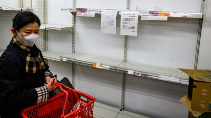 Les rayons papier toilette sont dévalisés au Japon en raison de l'épidémie de coronavirus, le 1er mars à Tokyo. (PHILIP FONG / AFP)