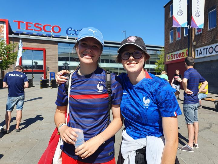 Léonie et Lucile ont fait le voyage depuis Lille pour voir jouer les footballeuses françaises, à Rotherham (Royaume-Uni), le 10 juillet 2022, lors de l'Euro de football. (MAYLICE LAVOREL / FRANCEINFO : SPORT)