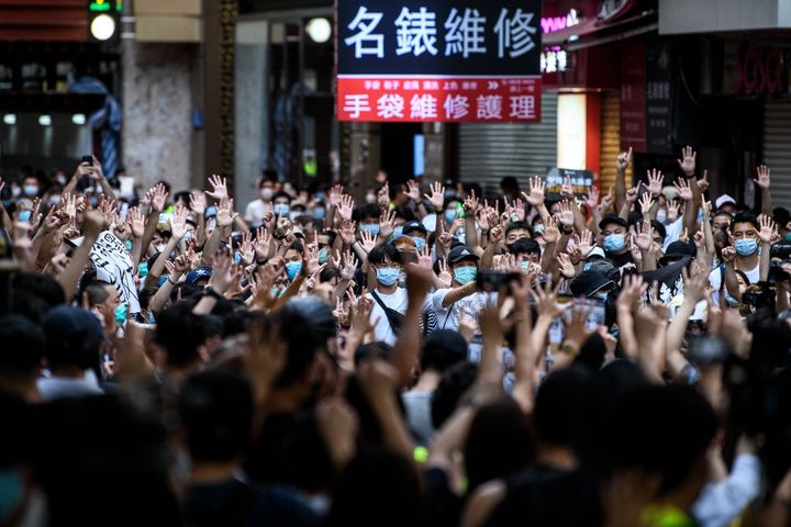 Des manifestants protestent contre la loi sur la sécurité nationale à Hong Kong, le 1er juillet 2020. (ANTHONY WALLACE / AFP)