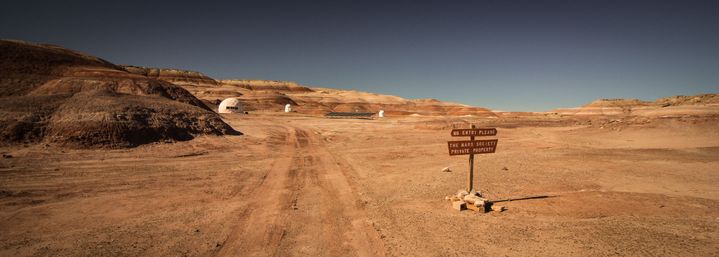 Les étudiants toulousains vont passer quatre semaines dans une réplique d'une base spatiale martienne. Le 14 mars 2018 dans le désert de l'Utah (États-Unis). (EQUIPAGE ISAE SUPAERO MDRS / VIA AFP)