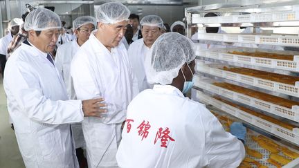 Le 16 juin 2018: Wang Yang, président du comité national de la Conférence consultative politique du peuple chinois, inspecte une usine chinoise du parc industriel Liaoshen. C'est l'un des 22 parcs industriels nationaux en Ouganda. Il couvre une superficie de 2,4 km² sur laquelle cinq usines fonctionnent déjà, notamment dans des activités aussi diverses que le traitement des fruits, le stockage et le fraisage du maïs, la fabrication de céramiques et de câbles électriques. Inauguré en décembre 2015, en présence du président ougandais Yoweri Museveni, le parc a prévu d'abriter quelque 80 entreprises et de créer 16.000 emplois d'ici à 2025. (PANG XINGLEI / XINHUA)