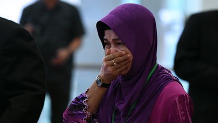 La&nbsp;mère&nbsp;d'un&nbsp;passager du vol MH370 pleure&nbsp;à son arrivée à la réunion de présentation du dernier rapport d'enquête sur la disparition de l'avion, le 30 juillet 2018 à Kuala Lumpur (Malaisie).&nbsp; (MOHD RASFAN / AFP)