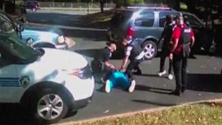 Capture d'écran d'une vidéo filmée par l'épouse de Keith Scott lors de son interpellation puis de sa mort. Les images ont été diffusées le 23 septembre 2016. (REUTERS)