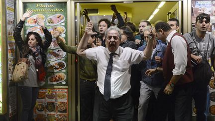 Alberto Casillas, cafetier madril&egrave;ne, prend parti pour les "indign&eacute;s", le 25 septembre 2012. (PIERRE-PHILIPPE MARCOU / AFP)