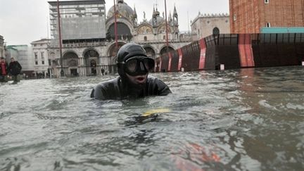 Un plongeur place Saint-Marc (3/12/2010) (AFP/Marco Sabadin)