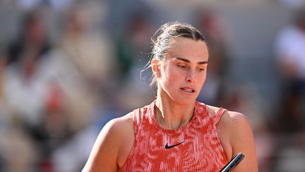 Aryna Sabalenka, numéro 2 mondiale, a été battue  (6-7 [5-7], 6-4, 6-4), le 5 juin 2024, en quarts de finale de Roland-Garros par Mirra Andreeva, 17 ans. La jeune Russe n'avait jamais atteint ce stade de la compétition en Majeur. (ANADOLU VIA AFP)