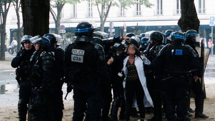 Lors de la manifestation du personnel soignant à Paris le 16 juin 2020, une infirmiere a été interpellée pour outrage et jet de projectiles sur les forces de l'ordre. (JAN SCHMIDT-WHITLEY/LE PICTORIUM / MAXPPP)