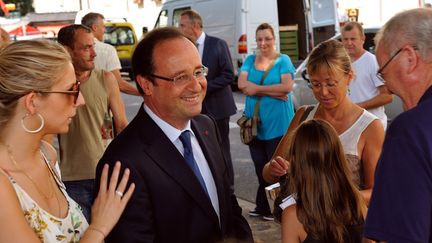 Fran&ccedil;ois Hollande en visite surprise sur le march&eacute; de Tulle, le 20 juillet 2013. (MAXPPP)