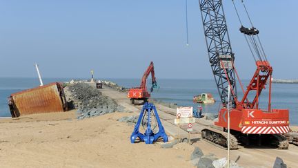 Les op&eacute;rations de d&eacute;mant&egrave;lement du cargo espagnol Luno, bris&eacute; en trois d&eacute;but f&eacute;vrier sur la plage d'Anglet (Pyr&eacute;n&eacute;es-Atlantiques) - le 17 mars 2014 (GAIZKA IROZ / AFP)