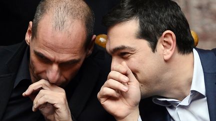 Le Premier ministre grec,&nbsp;Alexis Tsipras, et son ministre des finances d'alors, Yanis Varoufakis, au Parlement grec, &agrave; Ath&egrave;nes, le 18 f&eacute;vrier 2015. (LOUISA GOULIAMAKI / AFP)