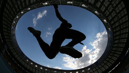 Le Fran&ccedil;ais Ga&euml;tan Saku Bafuanga Baya lors de la finale du triple saut des Mondiaux de Moscou (Russie), le 18 ao&ucirc;t 2013. (ADRIAN DENNIS / AFP)