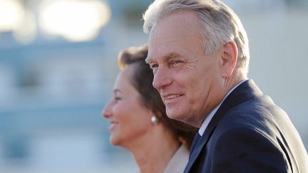 Jean-Marc Ayrault en visite de soutien à Ségolène Royal à La Rochelle, le 1er juin 2012. (AFP - Xavier Leoty)