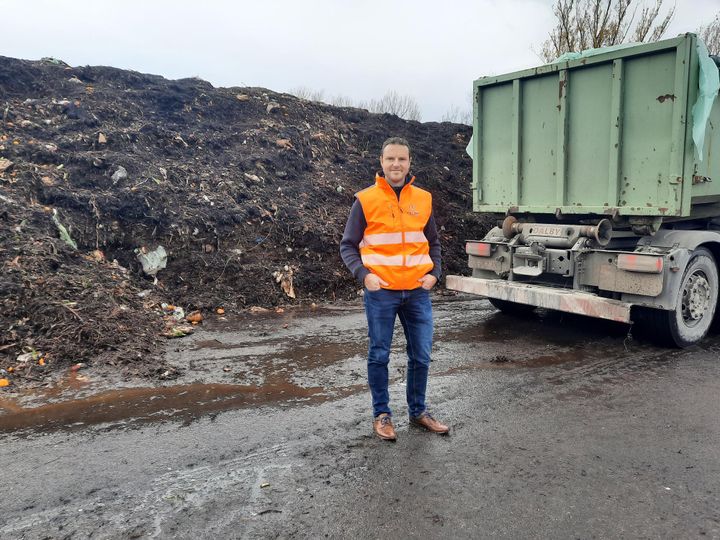 Florian Delorme, société Racine devant un tas de déchets alimentaires tout juste déposés par un camion et provenant des bornes installées dans Lyon (MATHILDE IMBERTY / RADIOFRANCE)