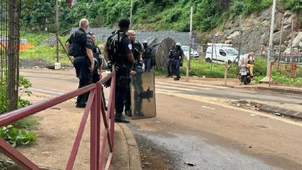 Affrontements entre forces de l'ordre et opposants à l'opération Wuambushu, à Tsoundzou à Mayotte, ce dimanche 23 avril 2023. (F.H / MAYOTTE LA 1ERE)