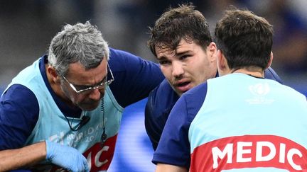 Le capitaine du XV de France, Antoine Dupont, après un mauvais contact au niveau de la tête, lors d'un match de la Coupe du monde de rugby contre la Namibie, au stade Vélodrome, à Marseille, le 21 septembre 2023. (CHRISTOPHE SIMON / AFP)