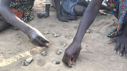 Trois&nbsp;enfants en train de jouer à Kabwe, touchée par le plomb. La terre est la principale source de&nbsp;pollution au&nbsp;plomb dans cette ville du centre de la Zambie. (Zama Neff / Human Rights Watch 2018)