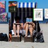 Femmes lisant à la plage, mer du Nord, Allemagne (PICTURE ALLIANCE / GETTY IMAGES)