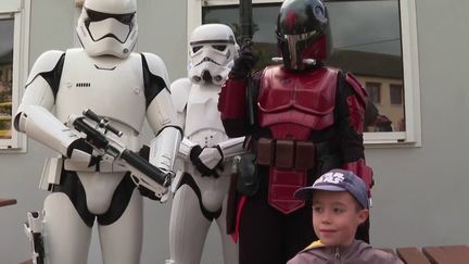 Des gendarmes déguisés en héros de Star Wars pour les enfants de soignants.