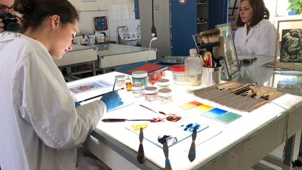 Ces étudiants, spécialité "verrier décorateur", au lycée Lucas-de-Nehou (Paris, le 19 avril 2019), espèrent participer à la renaissance de Notre-Dame de Paris. (ALEXIS MOREL / FRANCE-INFO)