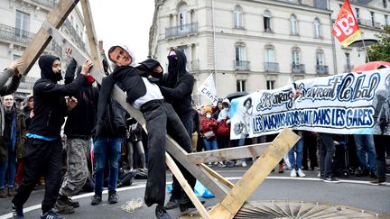 Des manifestants portent un mannequin à l'effigie d'Emmanuel Macron, à Nantes (Loire-Atlantique), le 7 avril 2018. (LOIC VENANCE / AFP)