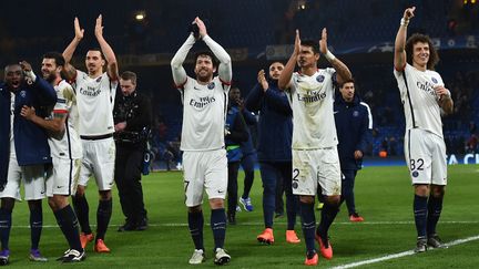 Les joueurs parisiens saluent leurs supporters après la qualification contre Chelsea, mercredi 9 mars 2016 à Londres (Royaume-Uni). (BEN STANSALL / AFP)