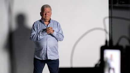 L'acteur canadien William Shatner enregistre son image pour qu'elle soit projetée via un hologramme, dans un studio de Van Nuys en Californie, le 1er août 2023 (VALERIE MACON / AFP)