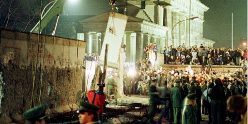 Le démantèlement du Mur de Berlin près de la porte de Brandebourg, le 20-2-1990. La chute de l'ouvrage date du 9 novembre 1989. (Reuters - Str Old)