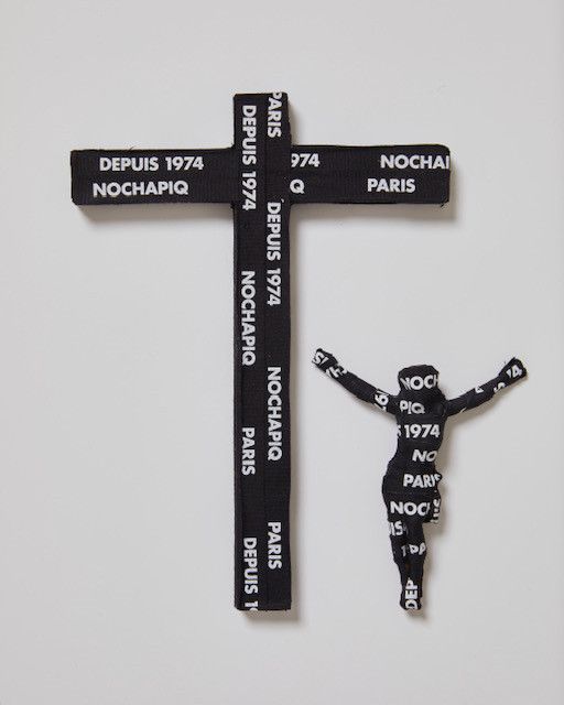 Exposition&nbsp;Nochapiq "Road Trip"&nbsp;à la galerie Joyce à Paris&nbsp;: des croix et des crucifix enrubannés (Nochapiq)