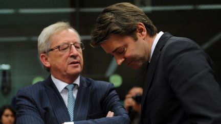 Le pr&eacute;sident de l'eurogroupe, Jean-Claude Juncker, et le ministre des Finances fran&ccedil;ais, Fran&ccedil;ois Baroin, &agrave; Bruxelles (Belgique), le 29 novembre 2011. (JOHN THYS / AFP)