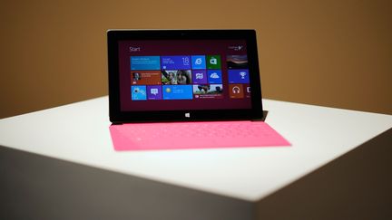 La nouvelle tablette de Microsoft, pr&eacute;sent&eacute;e le 18 juin 2012 &agrave; Los Angeles (Etats-Unis). (KEVORK DJANSEZIAN / GETTY IMAGES NORTH AMERICA / AFP)