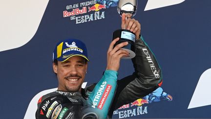 Franco Morbidelli sur le podium du Grand Prix d'Espagne, le 2 mai 2021, au circuit de Jerez. (PIERRE-PHILIPPE MARCOU / AFP)