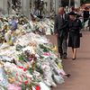 La reine Elizabeth II et son époux, le prince Philip, devant le palais de Buckingham à Londres (Royaume-Uni), le 5 septembre 1997.&nbsp; (JOHN STILLWELL / AFP)