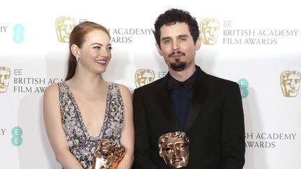 Emma Stone et Damien Chazelle posent avec leur Bafta, à Londres, 12/02/2017
 (: Joel Ryan/AP/SIPA)