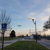 Un avion survole la commune de Mauregard (Seine–et–Marne) avant d'atterrir à l'aéroport de Paris–Charles–de–Gaulle, le 12 février 2019. (ILAN CARO / FRANCEINFO)